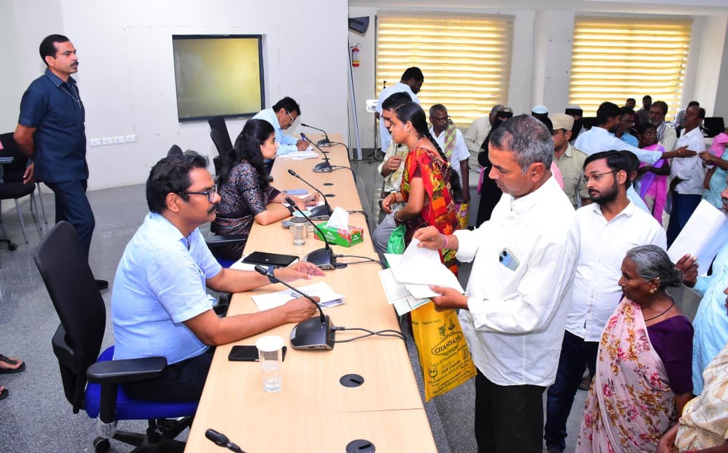 అర్జీలు సకాలంలో పరిష్కరించాలి  జిల్లా కలెక్టర్ గరిమ అగ్రవాల్  300 దరఖాస్తుల రాక